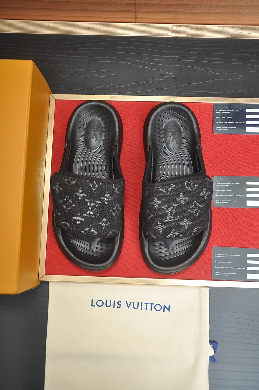 Men's men's shoes 💰340💶 [Louis Vuitton LV slippers] (high-end cowhide) counter 1:1 fashion style, a must-have for summer! The designer used LV’s iconic outsole. The original simple slippers instantly become fashionable! The upper is made of flexible special cowhide leather straps alternately, and the workmanship is exquisite! A must-have for stylish men in summer, size 38-45 (45 customized)